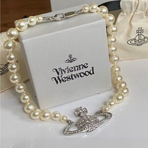 Vivienne Westwood ONE ROW PEARL BAS RELIEF CHOKER